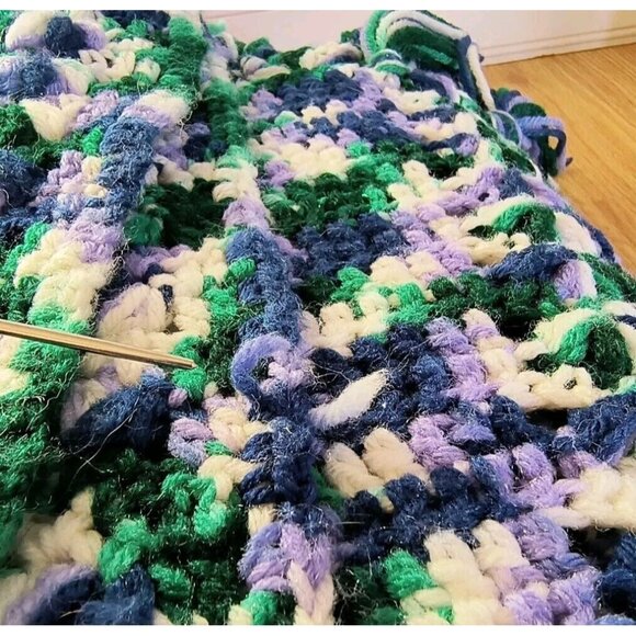 Afghan Blanket Heathered Green Blue Purple and White w/ Tassels, EUC - Picture 9 of 10
